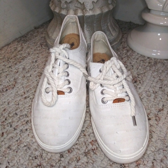 Margaritaville Dream Catcher White Slub Canvas Memory Foam Insole Sneakers - Picture 2 of 9